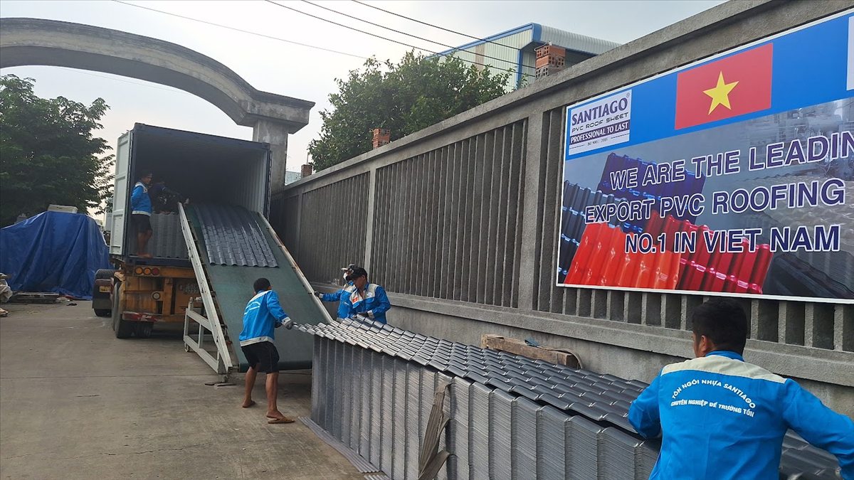 บรรจุหลังคาลอนกระเบื้อง Santiago ลงตู้คอนเทนเนอร์เพื่อส่งออก