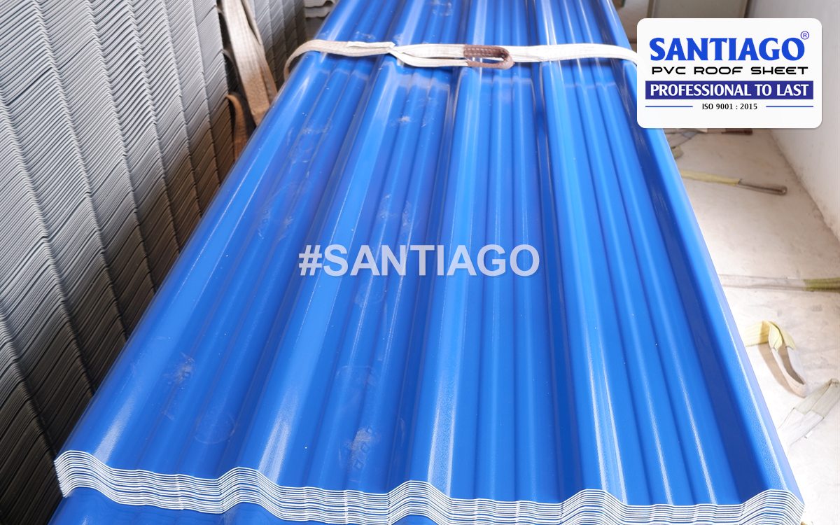 Blue ASA/UPVC sheets strapped in bundles in the Santiago warehouse; the cut edges show the white PVC core under the blue ASA layer, May 2025