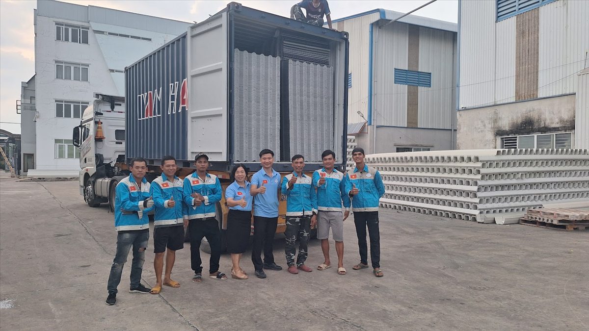 ทีม Santiago ข้างตู้คอนเทนเนอร์ส่งออกที่บรรจุเสร็จแล้วที่โรงงาน พฤศจิกายน 2024